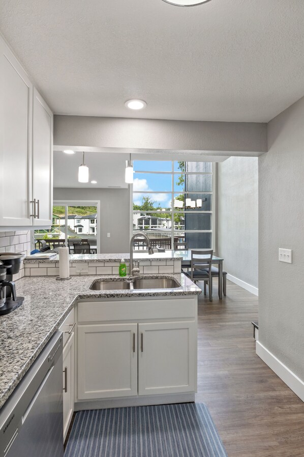 Bloc d'apartaments, diversos llits, pati (Castaway Cove Unit 4) | Cuina privada