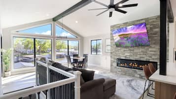 Casa, varias camas, hidromasaje (Waters Edge on Burning Bush Drive) | Área de sala de estar