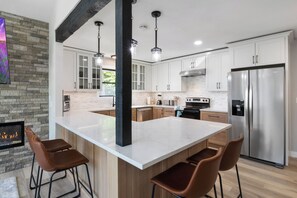 Maison, plusieurs lits, bain à remous (Waters Edge on Burning Bush Drive) | Cuisine privée