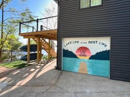 Un garaje con un mural que dice 'LAKE LIFE IS THE BEST LIFE' y 'LAKE OF THE OZARKS'.
