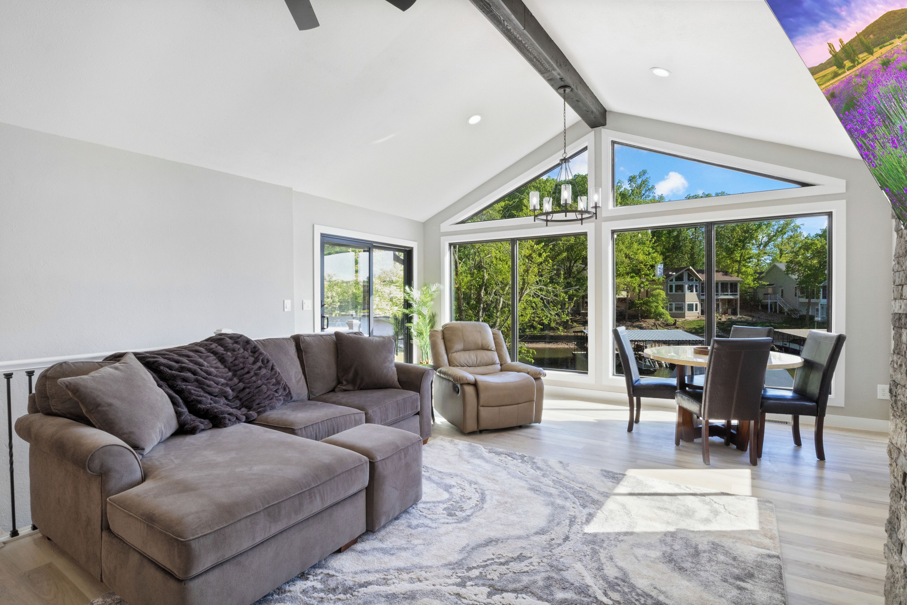 Nhà, nhiều giường, bồn tắm nước nóng (Waters Edge on Burning Bush Drive) | Khu phòng khách