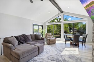 House, Multiple Beds, Hot Tub (Waters Edge on Burning Bush Drive) | Living area