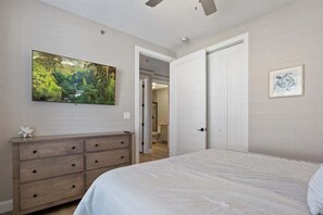 公寓式客房, 多张床, 露台 (Lookout Lodge) | 3 多间卧室、特色装修、特色家居、床单