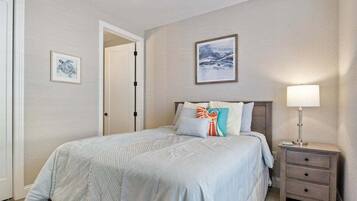 Apartment, Mehrere Betten, Terrasse (Lookout Lodge) | 3 Schlafzimmer, individuell dekoriert, individuell eingerichtet