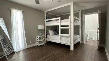 Condo, varias camas, patio (Castaway Cove Unit 1) | 3 habitaciones, decoración personalizada y muebles diferentes