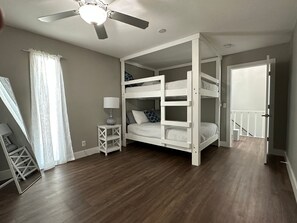 Lejlighed - flere senge - terrasse (Castaway Cove Unit 1) | 3 soveværelser, individuelt design, individuel indretning, sengetøj