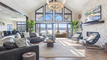 House, Multiple Beds, Patio (LOTO Pointe) | Living area