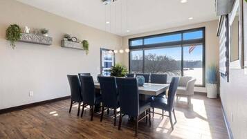 Nhà, nhiều giường, sân hiên (LOTO Pointe) | 6 phòng ngủ, trang trí khác biệt