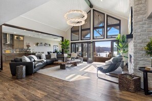 House, Multiple Beds, Patio (LOTO Pointe) | Living area