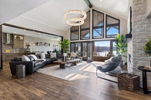 Casa, varias camas, patio (LOTO Pointe) | Área de sala de estar