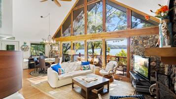 Nhà, nhiều giường, sân hiên (Woodmont Point) | Khu phòng khách