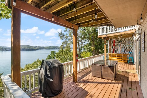 Amazing Views Close to the Strip - Private Dock!