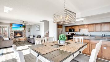 House, Multiple Beds, Patio (Vista Del Lago) | Dining