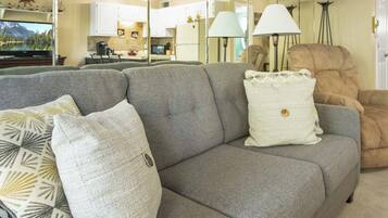 Appartement, 1 queensize bed met slaapbank, patio (AJ's Pura Vida) | Woonruimte