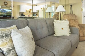 Bloc d'apartaments, 1 llit de matrimoni i sofà llit, pati (AJ's Pura Vida) | Sala d'estar