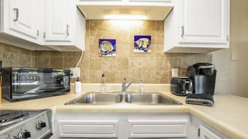 Bloc d'apartaments, 1 llit de matrimoni i sofà llit, pati (AJ's Pura Vida) | Cuina privada