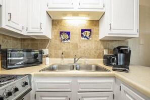 Bloc d'apartaments, 1 llit de matrimoni i sofà llit, pati (AJ's Pura Vida) | Cuina privada