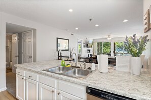 Huoneisto, useita sänkyjä, parveke (Sunset Spectacular) | Yksityinen keittiö