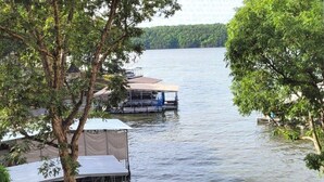 Une vue sur le lac, avec des bateaux amarrés et une structure abritée.