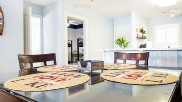 3 habitaciones, decoración personalizada y muebles diferentes