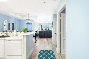 Condo, varias camas, balcón (A Wave From It All) | Interior