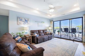 คอนโด, หลายเตียง, ระเบียง (A Wave From It All) | บริเวณนั่งเล่น