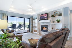 Condo, varias camas, balcón (A Wave From It All) | Área de sala de estar