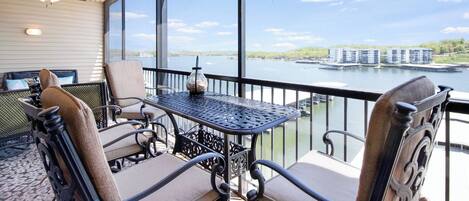 Apartment, Mehrere Betten, Balkon (A Wave From It All) | Ausblick vom Zimmer