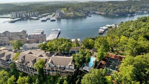 Un hôtel situé sur la côte, composé de plusieurs bâtiments, doté d’une piscine et proposant des excursions en bateau.