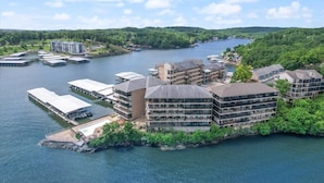 Un hôtel situé au bord de l’eau, composé de plusieurs bâtiments, de quais et donnant sur une rivière.