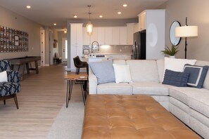 Condo, varias camas, acceso a la alberca (Acres Away II) | Área de sala de estar