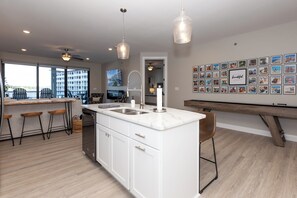 Condo, varias camas, acceso a la alberca (Acres Away II) | Interior