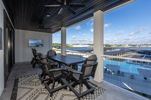 Condo, varias camas, acceso a la alberca (Acres Away II) | Restaurante al aire libre