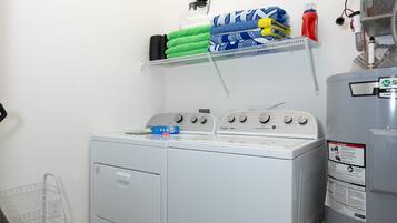 Bloc d'apartaments, diversos llits, accés a la piscina (Acres Away II) | Bugaderia