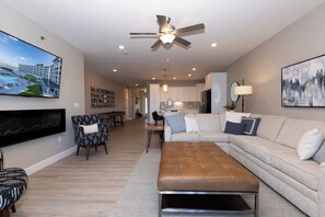 Condo, varias camas, acceso a la alberca (Acres Away II) | Área de sala de estar