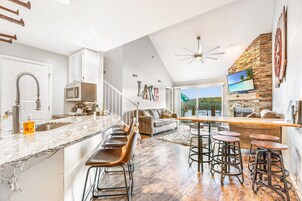 Apartamento, varias camas, patio (Gathering At Park Place) | Interior