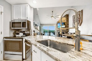 Condo, varias camas, patio (Gathering At Park Place) | Cocina privada