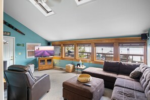 Casa, varias camas, patio (Bikini Bungalow) | Área de sala de estar