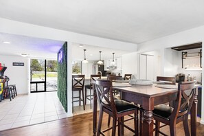 شقة - عدة أسرّة - مع إمكانية استخدام المسبح (Treetop Vibes on Horseshoe Bend) | 2 عدّة غرف نوم وبديكورات فريدة لكل غرفة وطراز فريد لكل وحدة