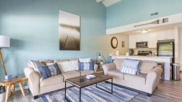 Condo, varias camas, acceso a la alberca (Blue Haven) | Área de sala de estar