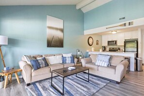 Condo, varias camas, acceso a la alberca (Blue Haven) | Área de sala de estar