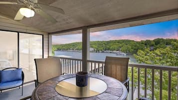 Bloc d'apartaments, diversos llits, accés a la piscina (Blue Haven) | Servei de restauració a l'aire lliure