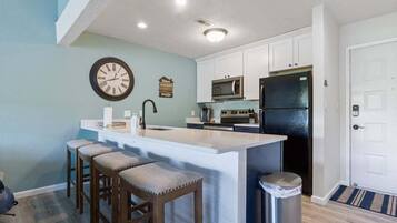 Condo, varias camas, acceso a la alberca (Blue Haven) | Cocina privada