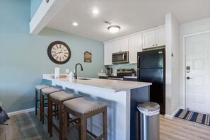 Condo, varias camas, acceso a la alberca (Blue Haven) | Cocina privada