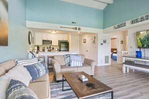 Condo, varias camas, acceso a la alberca (Blue Haven) | Área de sala de estar