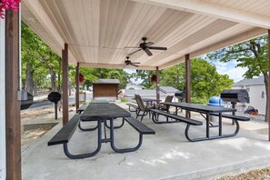 Outdoor dining - Lake Views, Lakefront Pool, Great Location! (Lake Ozark)