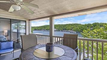 Apartamento, varias camas, acceso a la piscina (Blue Haven) | Restaurante al aire libre