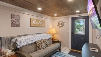 House, Multiple Beds, Hot Tub (Hawk's Landing) | Living area