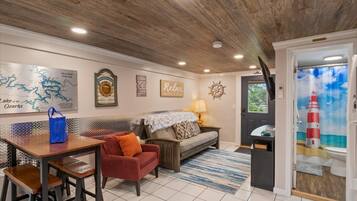 Casa, varias camas, hidromasaje (Hawk's Landing) | Área de sala de estar