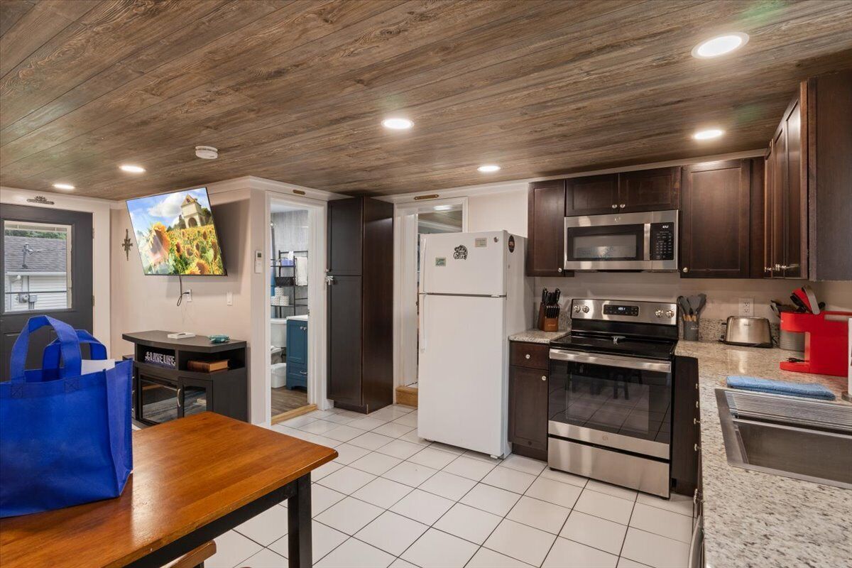 House, Multiple Beds, Hot Tub (Hawk's Landing) | Private kitchen